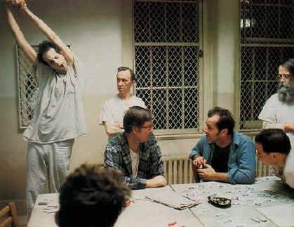 http://www.youmovies.it/wp-content/uploads/2011/08/jack-nicholson-in-una-scena-di-qualcuno-volo-sul-nido-del-cuculo-41687.jpg