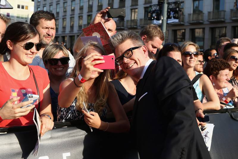 VIENNA, AUSTRIA - JULY 23:  Christopher McQuarrie poses with fans during the world premiere of 'Mission: Impossible - Rogue Nation' at the Opera House (Wiener Staatsoper) on July 23, 2015 in Vienna, Austria.  (Photo by Andreas Rentz/Getty Images for Paramount Pictures International)