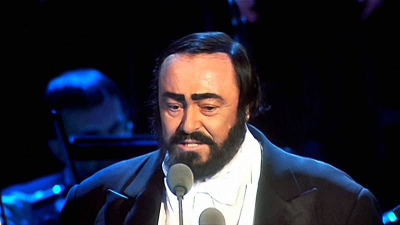 Pavarotti_Still_06-low