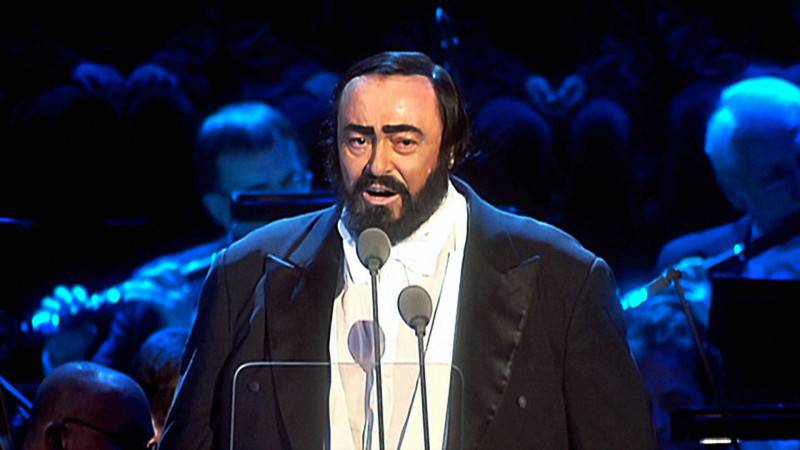 Pavarotti_Still_10-low