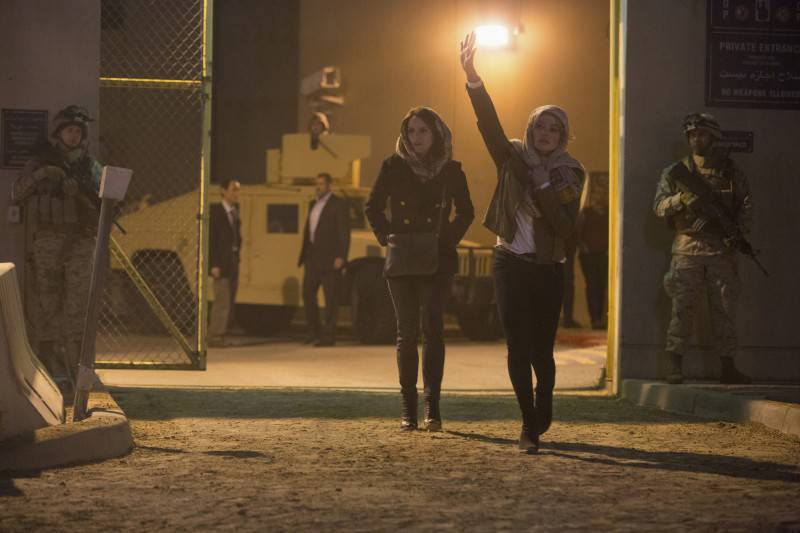 Left to right: Tina Fey plays Kim Baker and Margot Robbie plays Tanya Vanderpoel in Whiskey Tango Foxtrot from Paramount Pictures and Broadway Video/Little Stranger Productions in theatres March 4, 2016.