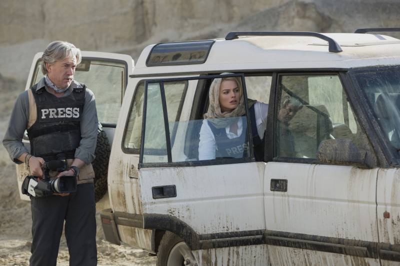 Left to right: David Stanford plays Colin and Margot Robbie plays Tanya Vanderpoel in Whiskey Tango Foxtrot from Paramount Pictures and Broadway Video/Little Stranger Productions in theatres March 4, 2016.