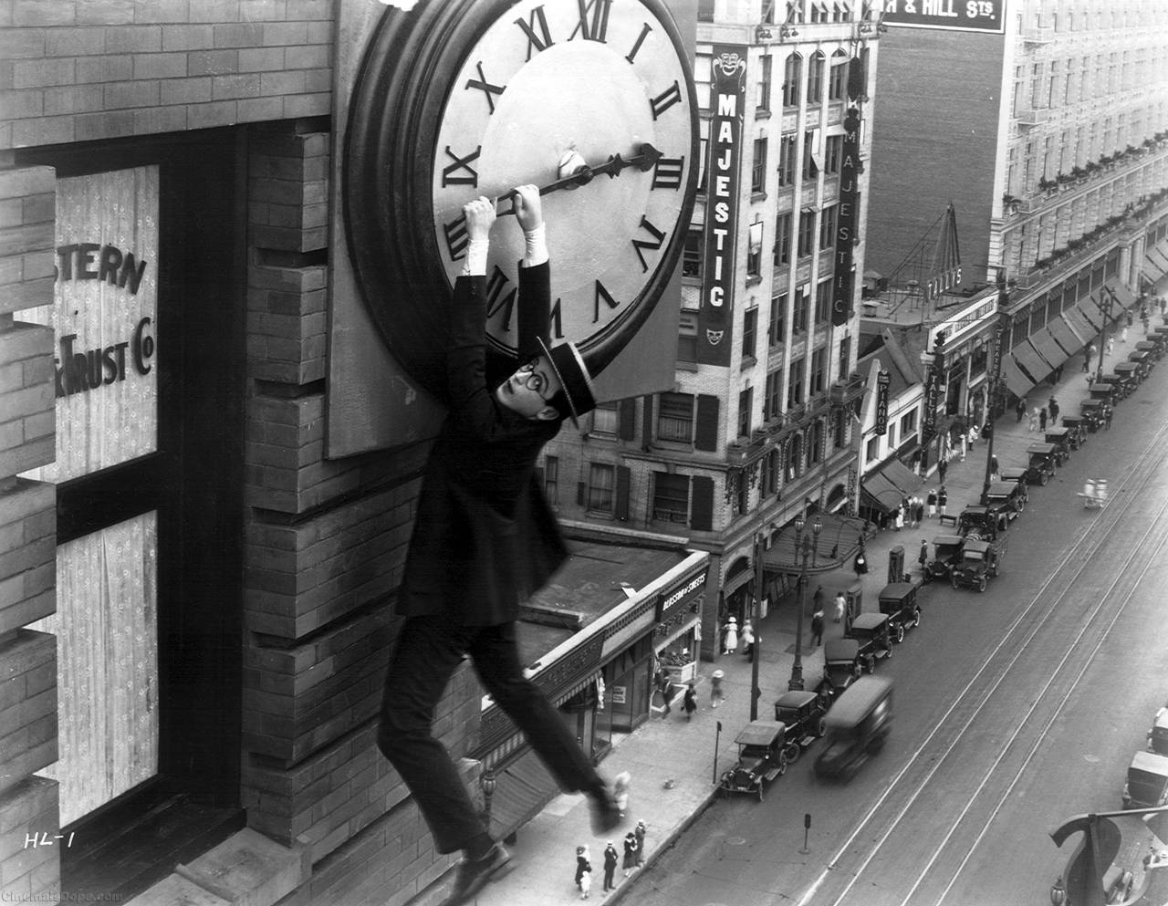 Cult-Stories-Safety-Last-1923-caps-scene-Harold-Lloyd-hanging-on-clocks-minute-uomo-appeso-orologio-film-muto-bianco-e-nero-commedia
