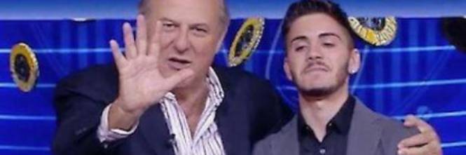 Gerry Scotti suggerisce a Caduta Libera, il conduttore nella bufera