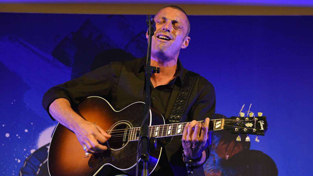 Alex Britti Con Il Figlio Edoardo Conquista Il Web Dai Tuffati Da Papa