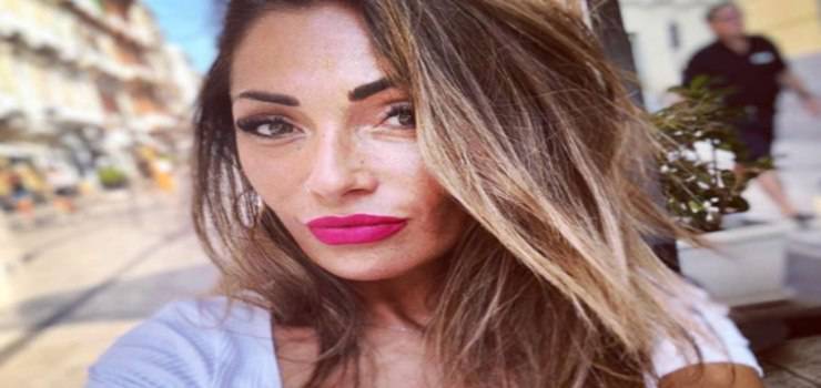 ida platano mostra il suo difetto fisico nessuno e perfetto