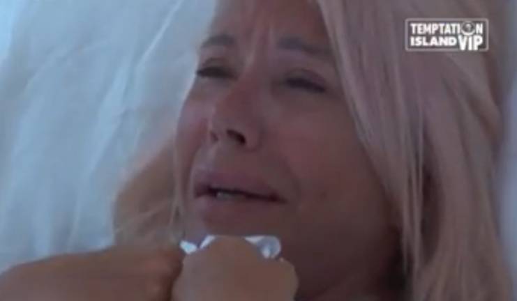 Anna Pettinelli in lacrime