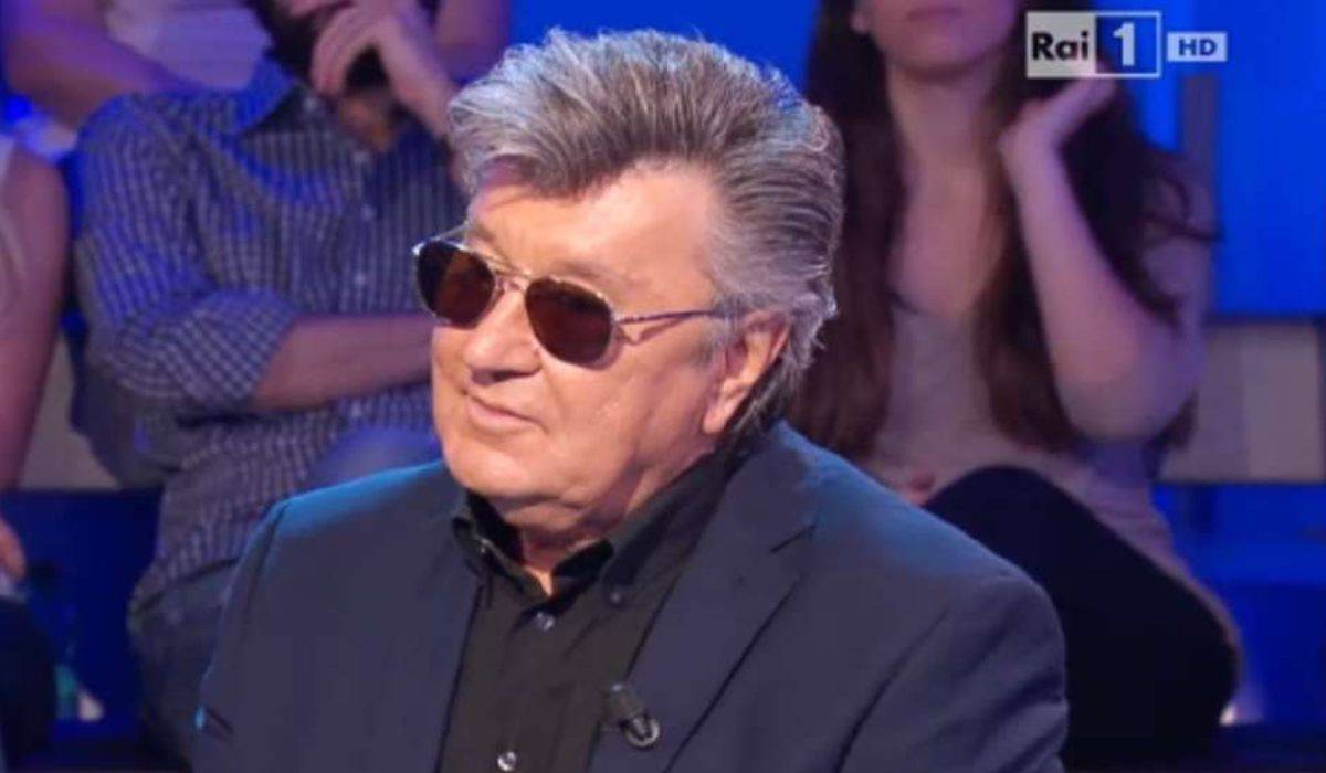 Bobby Solo verrà celebrato nella puntata in onda oggi di Techeteche, pochi sanno che il suo vero nome è Roberto Satti. Ecco come è nato il suo nome d'arte.