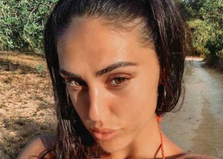 Cecilia Rodriguez in topless per i paparazzi