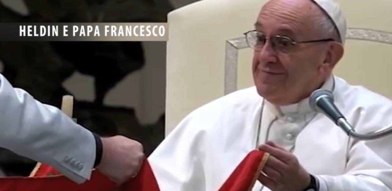Mago Heldin incanta Papa Francesco