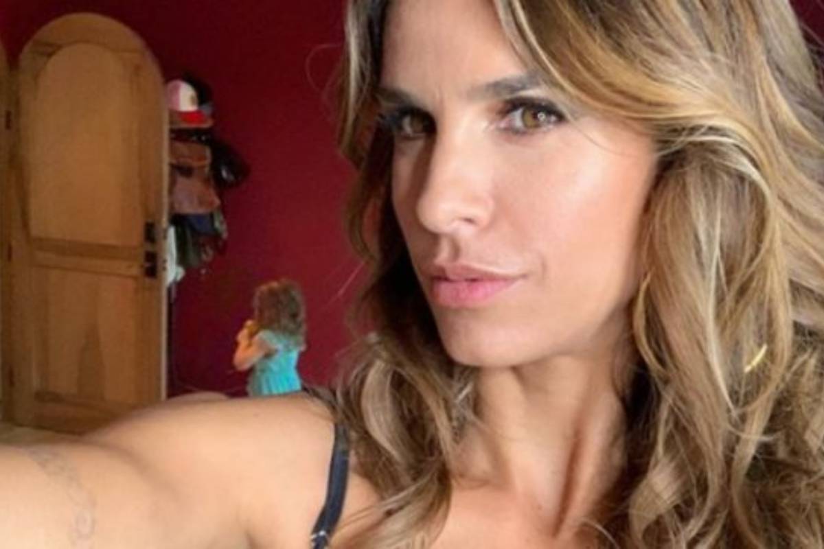 Elisabetta Canalis scatto bollente: ma c'è il trucco