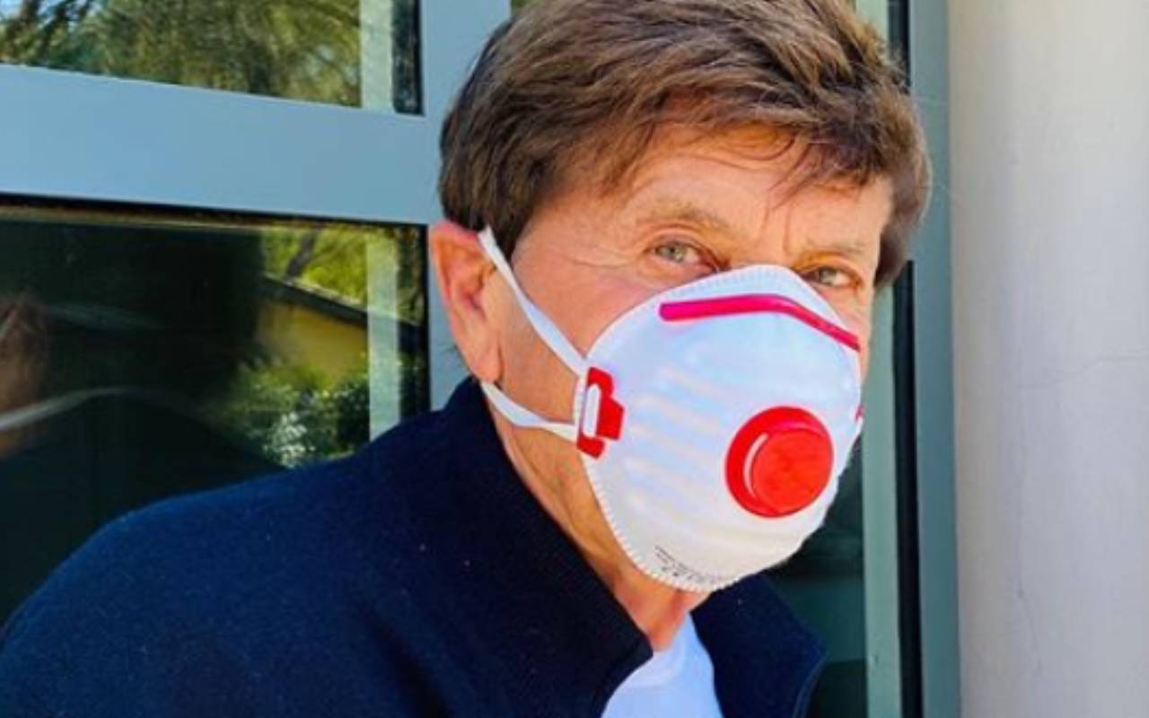 Gianni Morandi la foto con la mascherina