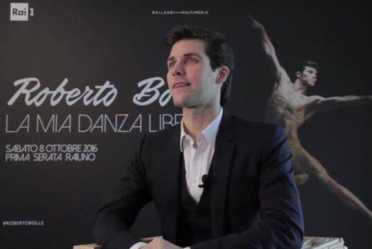 Roberto Bolle e Daniel Lee, scoppia la passione in Costiera Amalfitana: baci e coccole bollenti Roberto Bolle e Daniel Lee, scoppia la passione in Costiera Amalfitana: baci e coccole bollenti