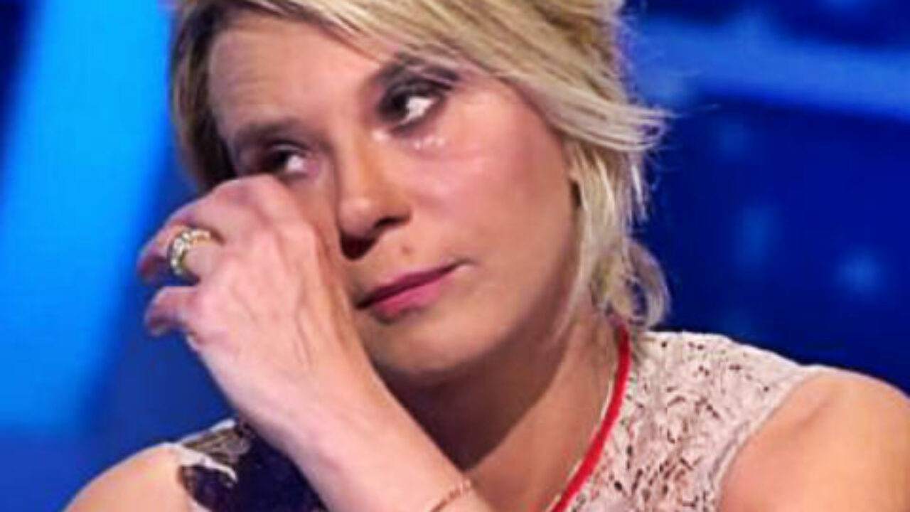 maria de filippi piange