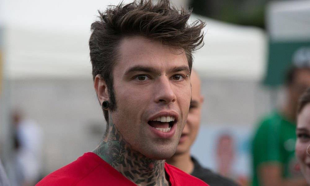 Fedez si è fatto male, come sta? Dovrà stare fermo parecchio tempo