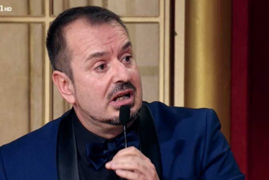 Fabio Canino, il fidanzato: “Mi deve dire ogni venti minuti che mi ama” Fabio Canino, il fidanzato: “Mi deve dire ogni venti minuti che mi ama”