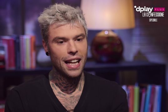 Fedez tutti contro di lui, fan infuriati: “Parole sbagliate” Fedez tutti contro di lui, fan infuriati: “Parole sbagliate”