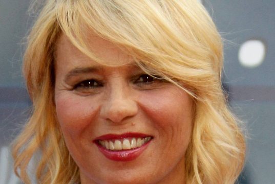 Maria De Filippi | ricordate la sua prima apparizione in tv? Eccola giovanissima - Vimarsana News