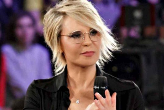 Maria De Filippi, regalo ad un cantante di Amici: lui scoppia in lacrime Maria De Filippi, regalo ad un cantante di Amici: lui scoppia in lacrime