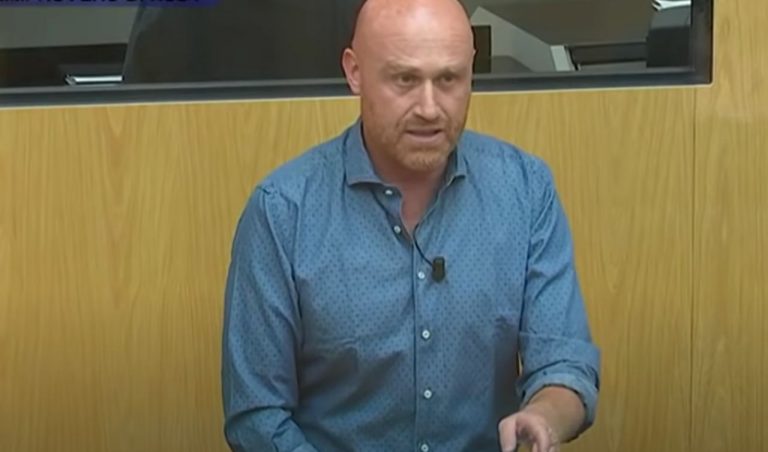 Rudy zerbi, ammissione ai suoi fan: "vogliono cacciarmi" Rudy Zerbi, ammissione ai suoi fan: "Vogliono cacciarmi"