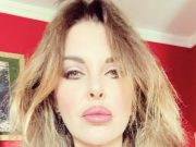 Alba Parietti "amare è un diritto": prende posizione 'con un bacio'
