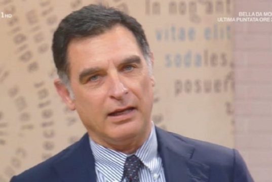 Scatta l’allarme bomba in piazza: interviene la polizia. La ricostruzione Scatta l’allarme bomba in piazza: interviene la polizia. La ricostruzione