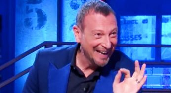Amadeus, imbarazzo in diretta: “Ma lei cosa ci fa con quelle?”