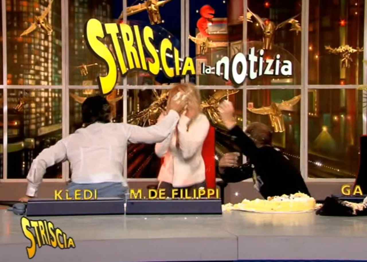 Maria De Filippi, torta in faccia in diretta tv lo scherzo finisce male Maria De Filippi, torta in faccia in diretta tv lo scherzo finisce male