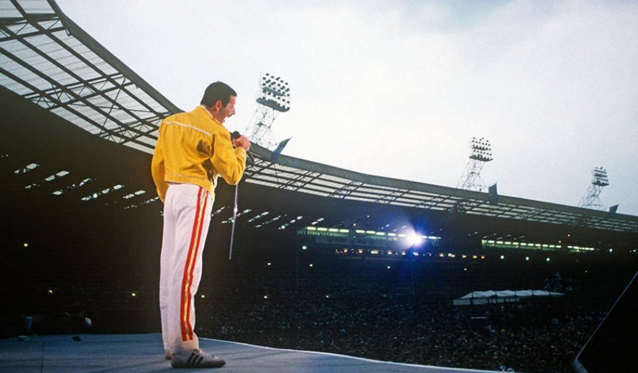 Концерт квин на стадионе. Фредди Меркьюри Wembley. Фредди Меркьюри Wembley 1986. Фредди Меркьюри на стадионе Уэмбли. Фредди Меркьюри Live at Wembley Stadium 1986.