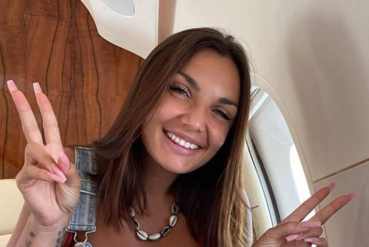 Elettra Lamborghini incinta? La foto in vacanza non lascia dubbi Elettra Lamborghini incinta? La foto in vacanza non lascia dubbi
