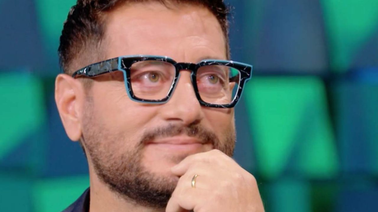 Enrico Papi, incredibile somiglianza: identico ad un attore italiano