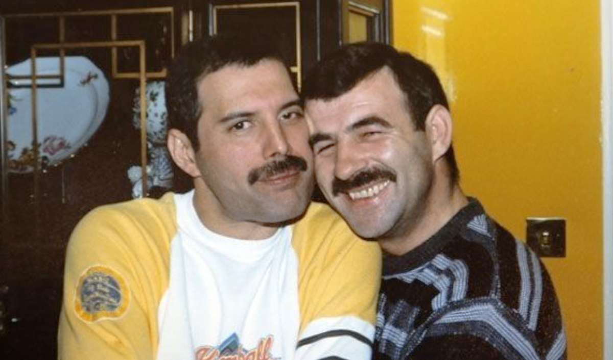 Freddie Mercury e Jim Hutton (Twitter)