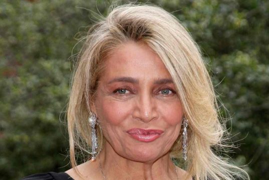 Mara Venier, ecco l’outfit da supermercato: giubbotto leopardato ed occhiali da sole (Foto) Mara Venier, ecco l’outfit da supermercato: giubbotto leopardato ed occhiali da sole (Foto)
