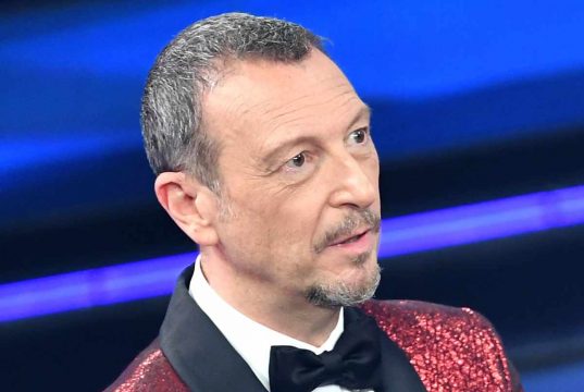 Sanremo 2022, l’appello dei fan ad Amadeus: “Abbiamo bisogno di aiuto” Sanremo 2022, l’appello dei fan ad Amadeus: “Abbiamo bisogno di aiuto”