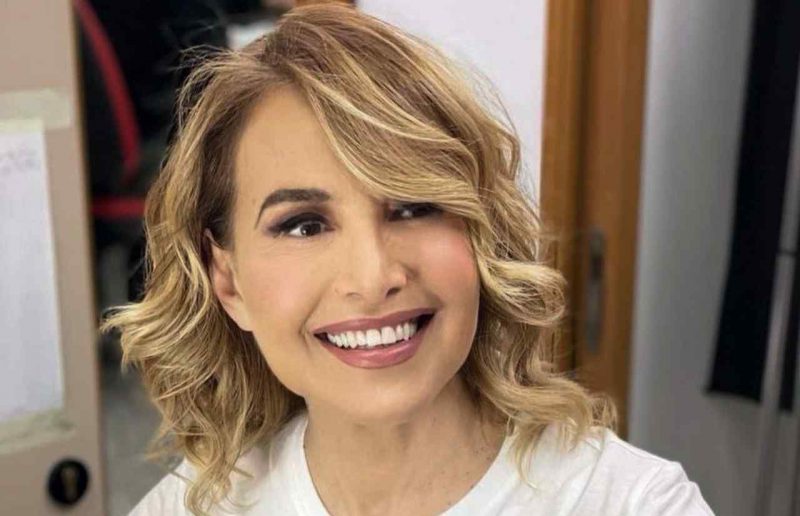 Barbara d'Urso il costume è micro lo scatto HOT scatena il web