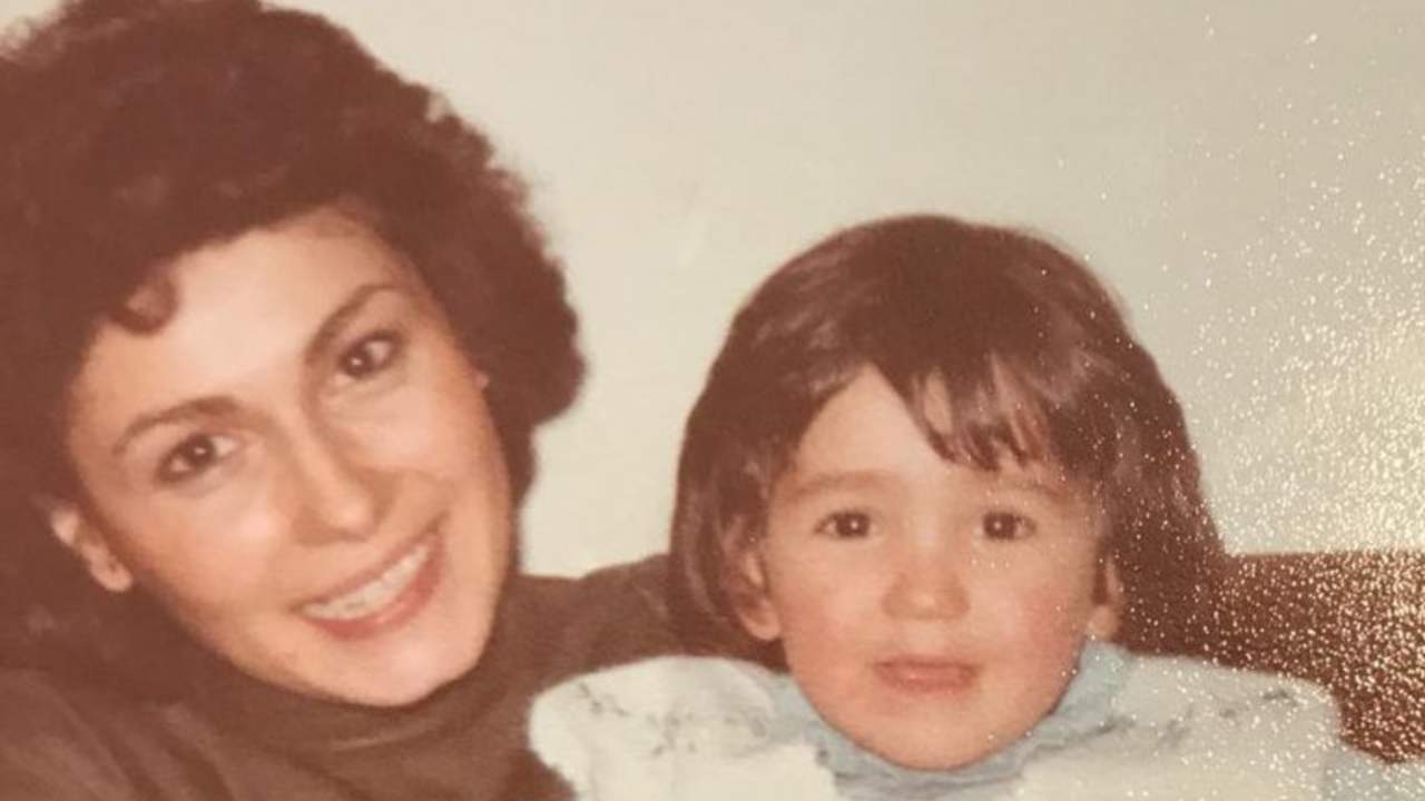 Caterina Balivo da bambina e sua mamma