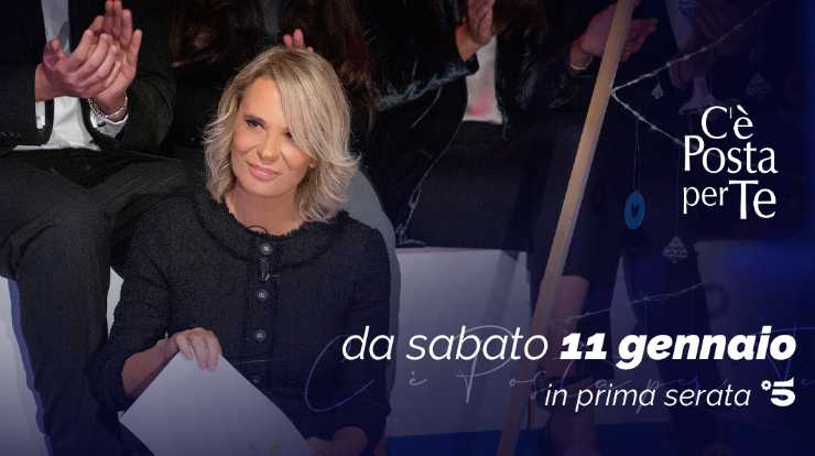 maria de filippi sorridente seduta