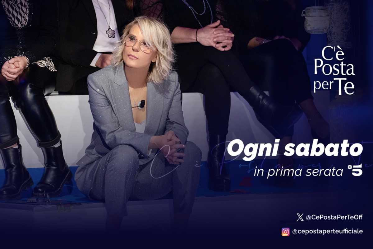 maria de filippi seduta e vestita elegante