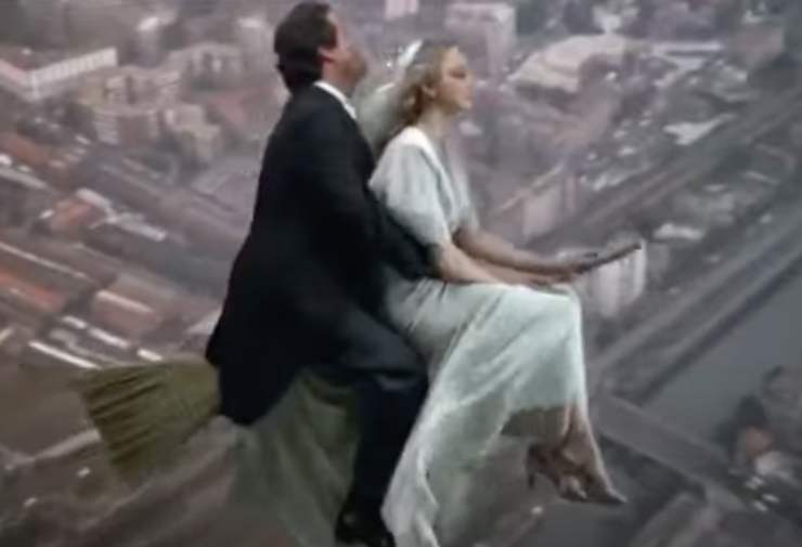 eleonora giorgi e renato pozzetto su una scopa volante