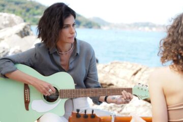 anna valle suona la chitarra
