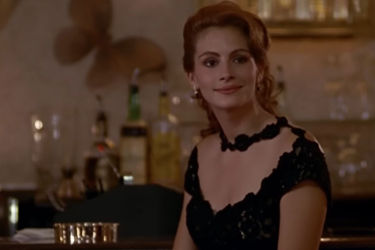Julia Roberts in una scena del film seduta in un bar