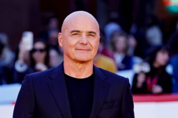 luca zingaretti sorride