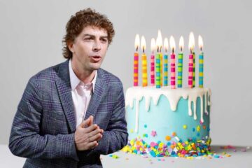 michele riondino e una torta con le candeline