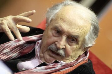tonino guerra parla e gesticola