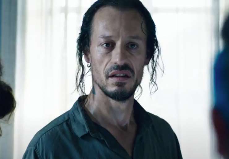 stefano accorsi coi capelli lunghi e lo sguardo perso