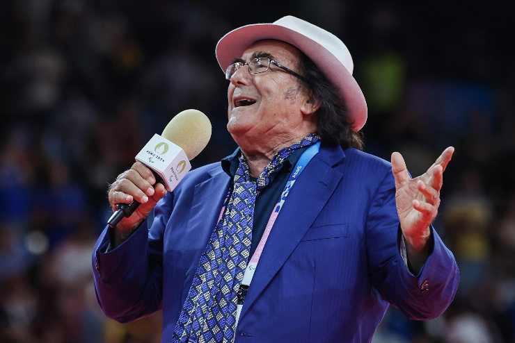 albano canta al microfono