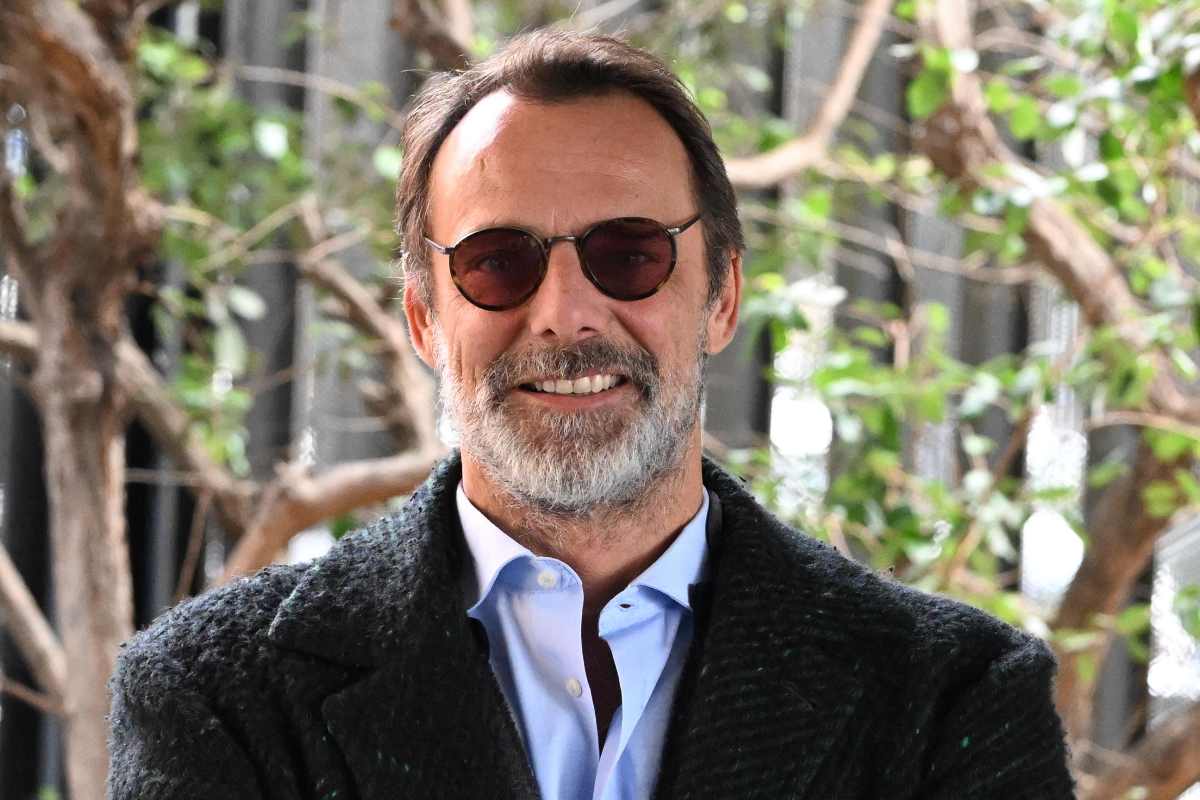 alessandro preziosi sorride con gli occhiali da sole