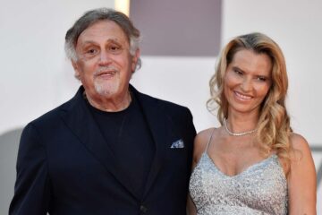 andrea roncato nicole moscariello sorridono
