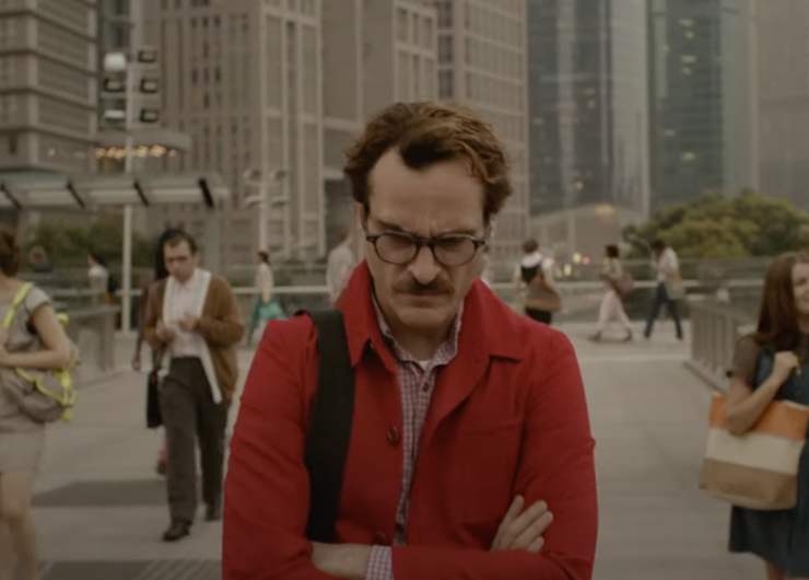 joaquin phoenix che cammina a testa bassa
