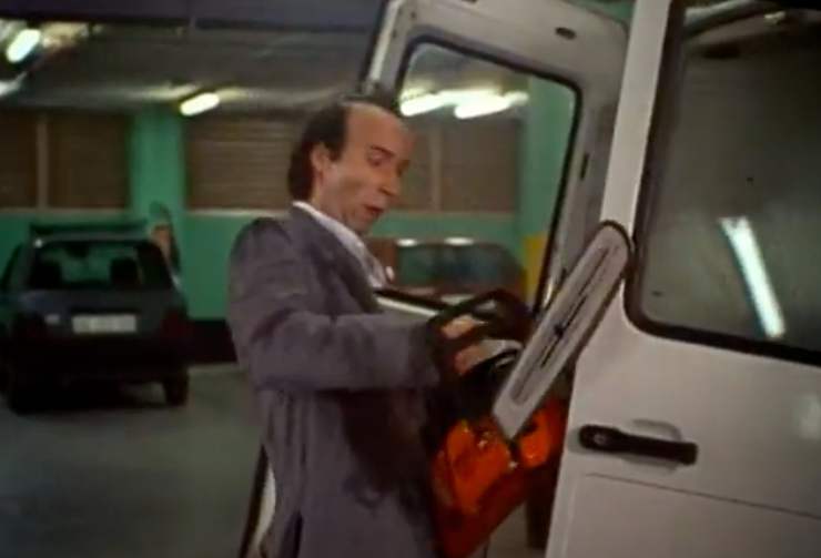 roberto benigni con una motosega
